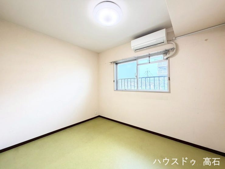 5.2畳洋室
高い位置にある窓からは心地よい光が差し込み、外からの視線も気になりにくいプライベート性の高い一室です。