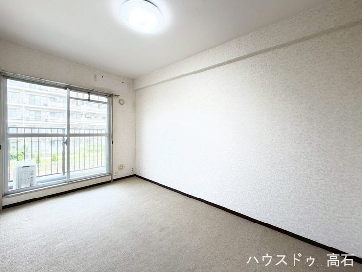 5.6畳洋室
大きな窓から明るい光が差し込む洋室。