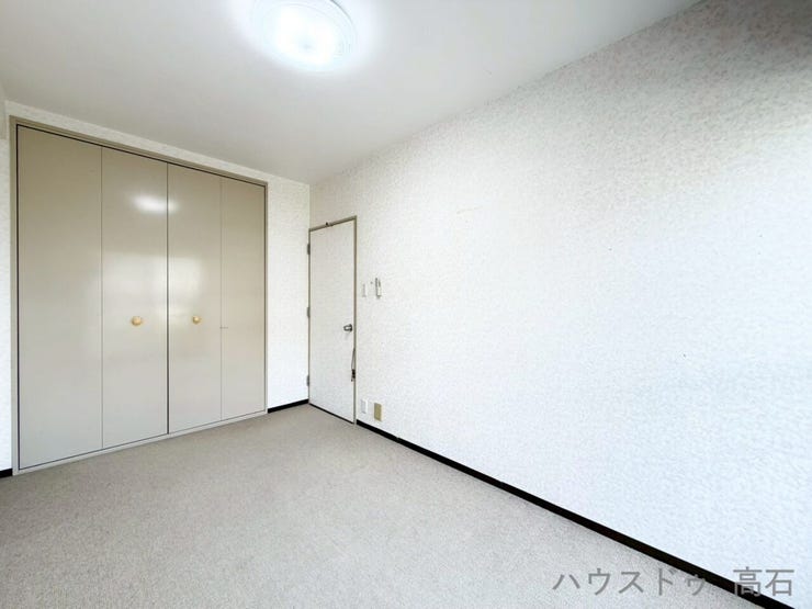 5.6畳洋室
クローゼット付きで収納も確保され、主寝室として快適にお使いいただけます。