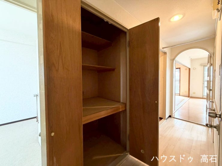 共用部に収納を備え、日々の整理整頓がしやすい住まいです。