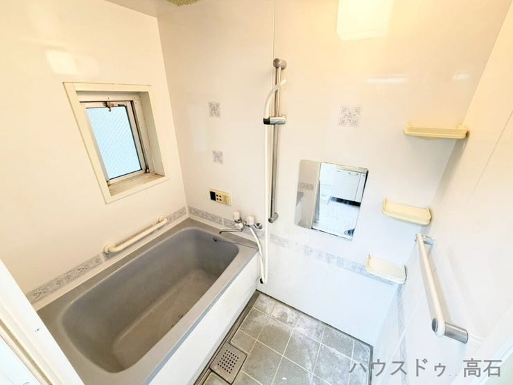 清潔感あふれるバスルームは、明るく心地よい空間。