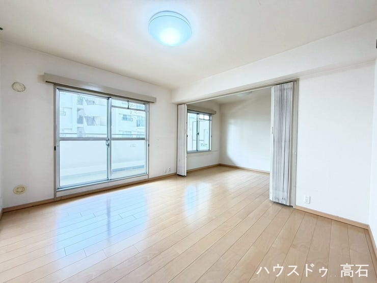 窓から自然光が差し込む、明るく開放感のあるリビングです。