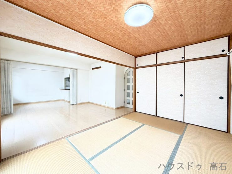 モダンな木目調天井と大容量の押入収納が嬉しい、癒しの6畳和室