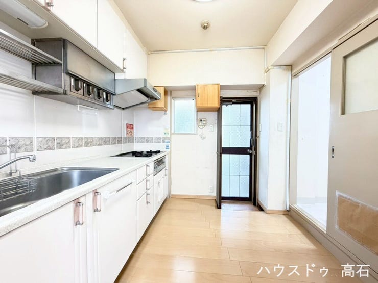 お料理で出た生ゴミなどを、ドアを開けてすぐにバルコニーへ出しておけるので、室内に嫌な匂いがこもりません。