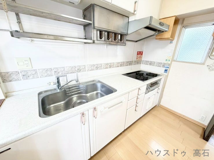 窓だけでなくドアもあるため、風が驚くほどよく通り、キッチン全体がとても明るく爽やかになります。