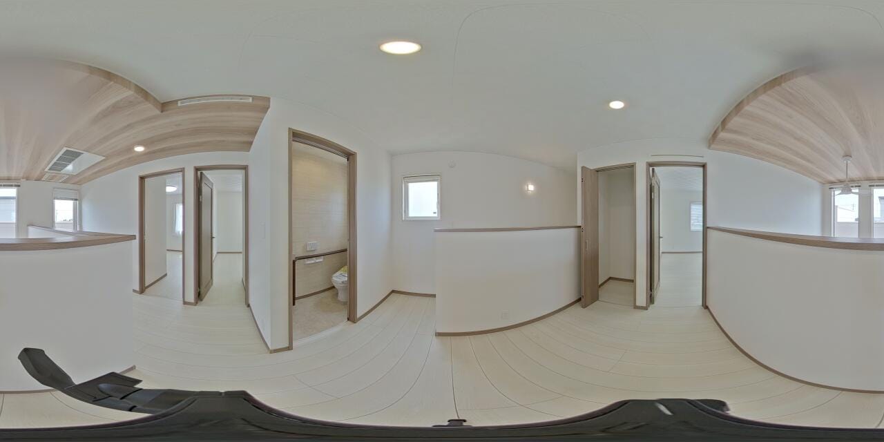 ＊２階ホール＊
吹抜けに面した2階ホールは、明るさと開放感が魅力。家族の気配を感じながら暮らせる、ゆとりのある空間です。