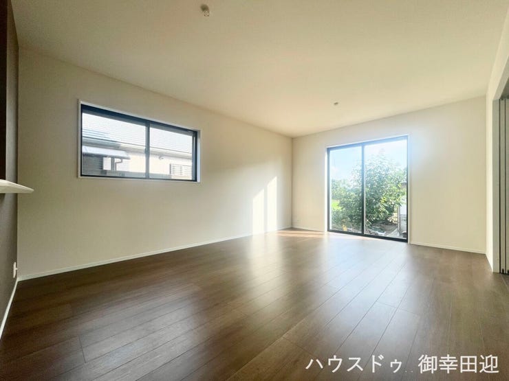 ■安らぎと笑顔の中心地■陽光が優しく降り注ぎ、会話が自然と弾む。ここでは、毎日が特別な時間へと変わります。