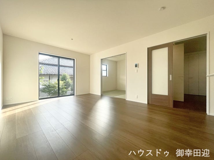 ■安らぎと笑顔の中心地■陽光が優しく降り注ぎ、会話が自然と弾む。ここでは、毎日が特別な時間へと変わります。