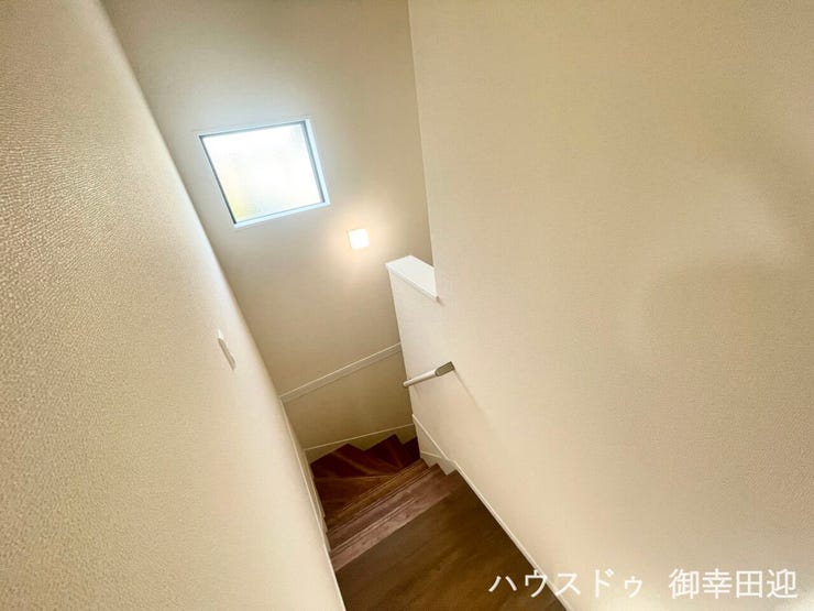 ■暮らしを繋ぐ、明るい動線■採光窓から光が差し込み、足元を優しく照らす。安全で快適な、家族の生活を支える縦の繋がりです。