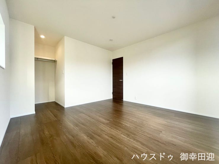 ■2階8帖洋室■心からリラックスできる静けさ、上質な眠りで、毎日をリセットします。明日への活力を養う空間です。