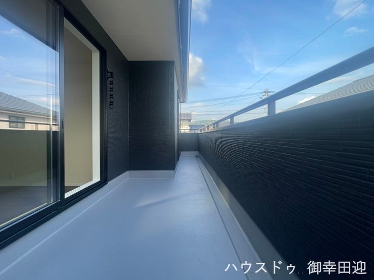 ■空の下の開放的な特等席■日光浴や読書、外の空気を感じながらリフレッシュ。暮らしを豊かにする、もう一つの心地よい空間です。