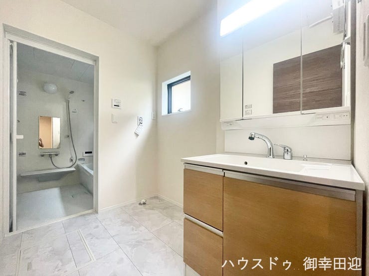■清々しいリフレッシュ空間■自分を磨き、気持ちを切り替える。心地よい光が差し込むプライベートスペース。