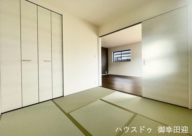 ■1階4.5帖和室■ゲストをもてなし、昼寝や家事にも使える、畳のぬくもりが心地よい多目的万能スペース。