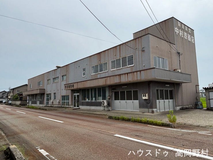 【外観】
*外観写真*
長年、漆器工場として大切に使用されてきた工場です。