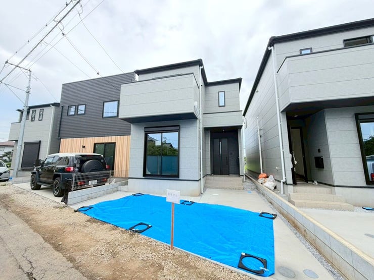 【外観写真】
文教都市さいたま市・三室エリアに新築分譲住宅全3棟。
4LDK+駐車スペース、南側公道約4m。
小学校やスーパーが徒歩圏内の暮らしやすい住環境です。