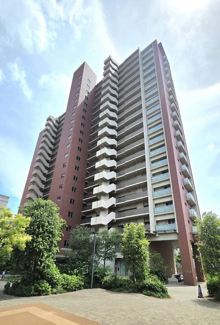【外観】
【駅徒歩2分】20階建ての堂々たるタワーマンション!2路線利用可能で、毎日の通勤・通学も快適です。