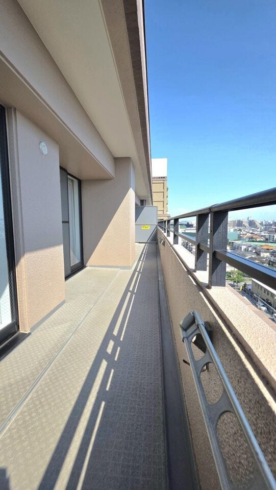 お布団もまとめて干せる広々バルコニー