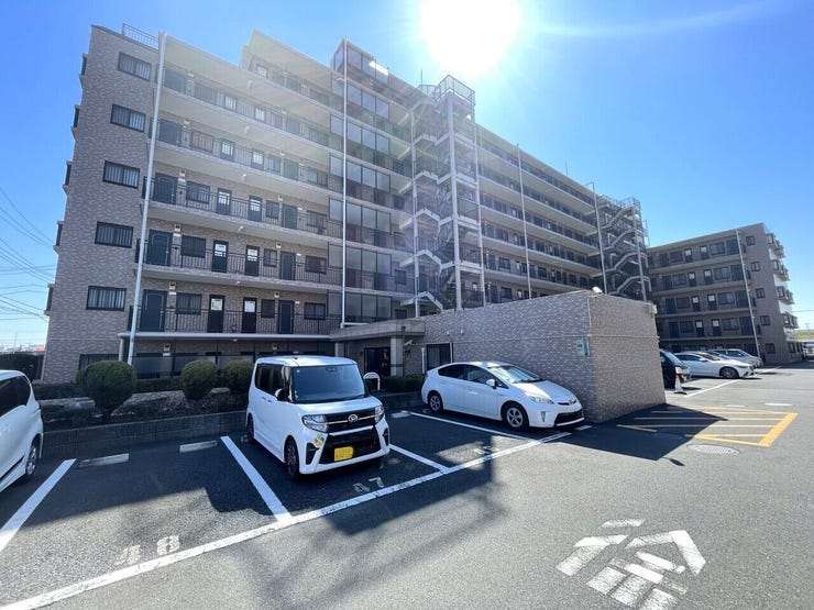 ◇駐車場含む外観写真