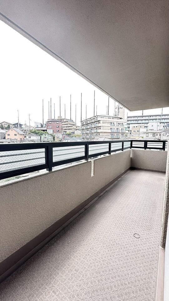 バルコニーからは素晴らしい景色を楽しめます。