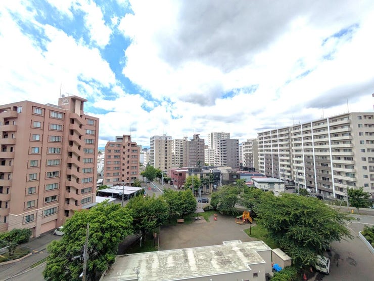 ■眺望■
7階からの眺望が魅力。遮る物のない眼下には都会的なマンション群が広がり、空の開放感も楽しめます。リビングから望む抜け感のある景色が、日常に心地よさを演出します。