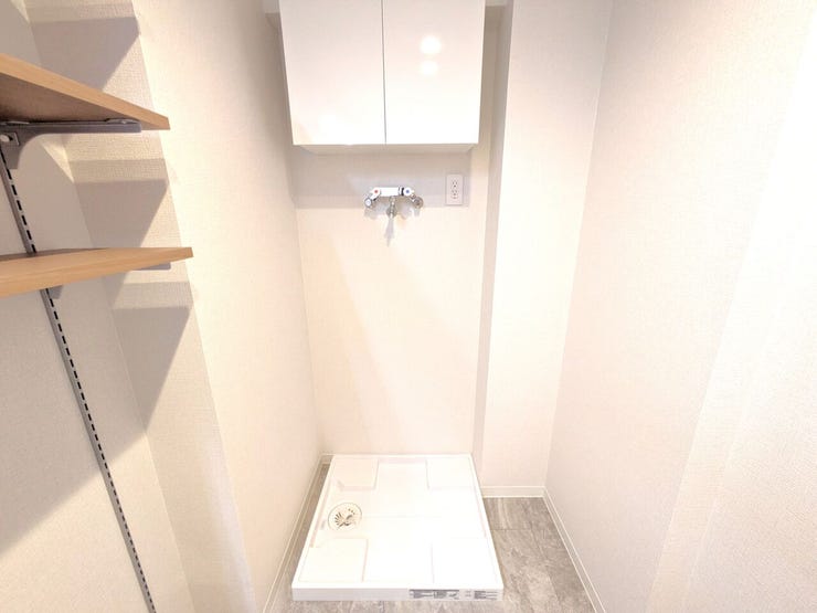 ■洗面所■
広々とした洗面所は、家族全員が快適に使えるスペース!洗濯パン上部の棚は、タオルや洗剤、その他の洗濯用品をすっきりと収納でき、整理整頓が簡単◎ストレスフリーな生活をサポートします!