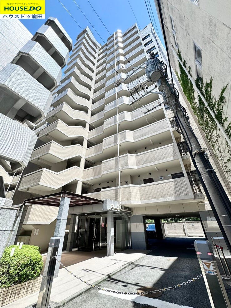 【外観】
街並みに溶け込むモダンな外観。日々帰る場所として、落ち着きと安らぎを感じられるマンションです。