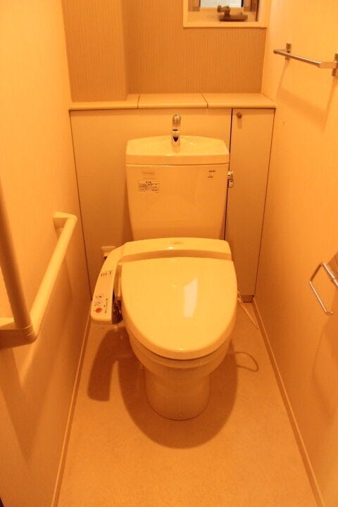 【トイレ】白を基調とした、清潔感あふれる快適なトイレスペース。温水洗浄便座などの便利な機能も充実しており、毎日使う場所だからこそ快適性と使いやすさにこだわっています。