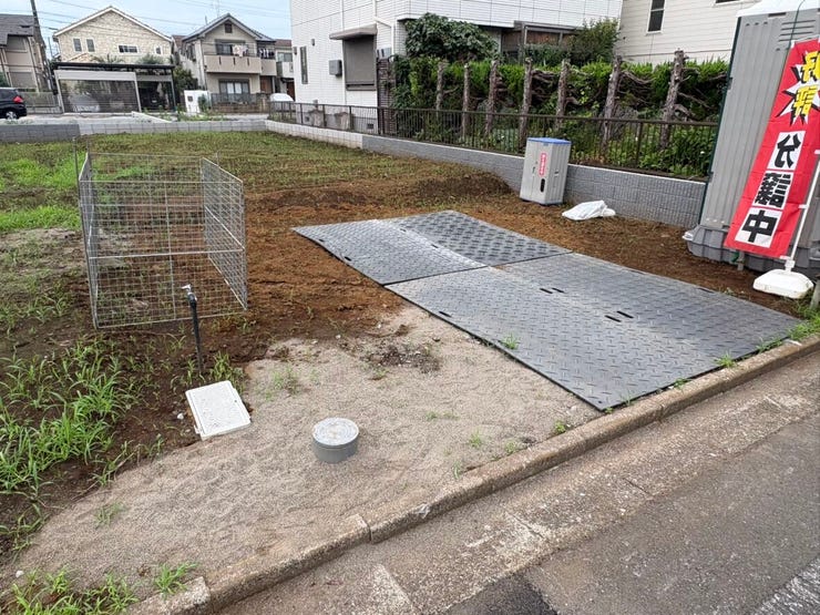 【外観】
ゆとりある広さを確保した、開放感あふれる土地です。前面道路は車の通りも穏やかで、小さなお子様がいるご家庭でも安心。のびのびとした環境で、理想のマイホームを叶えるためのベースがここに整っています。