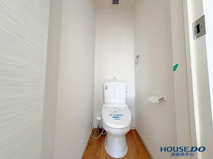 2階にも温水洗浄便座付きのトイレをしっかりと完備しています。夜間の使用時や、ご家族の生活リズムが重なる朝もストレスなく使えます。毎日のお手入れを簡素化するスッキリとしたフォルム。