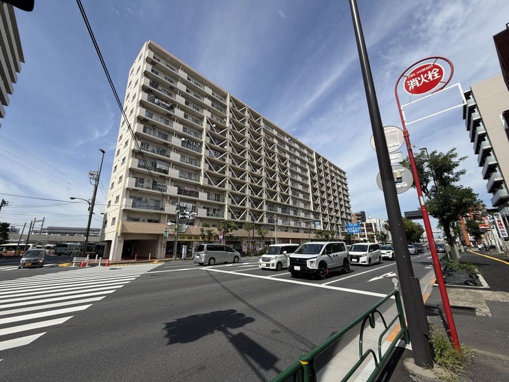前面道路は歩道付きで、小さなお子様やご年配の方も安心の環境。