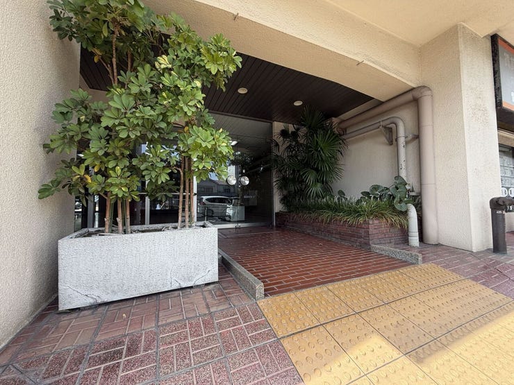 緑を配した落ち着きのあるエントランス。段差部分には手すりも設けられ、建物内へスムーズに進めます。