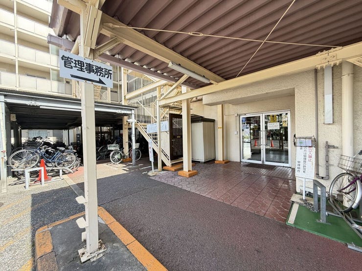 管理事務室に加えて防災センターを備えた共用部。防犯カメラも設置され、安心感のある住環境です。