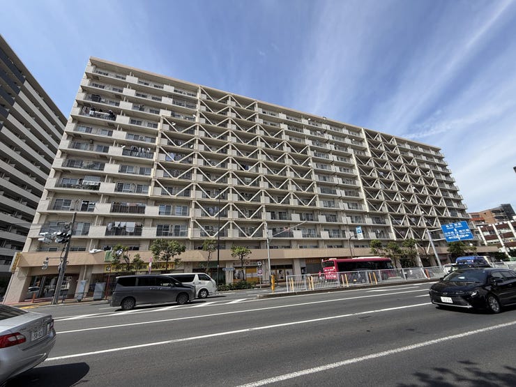 【外観】
大規模マンションならではの存在感ある外観。管理体制も良好で安心してお住まいいただけます。