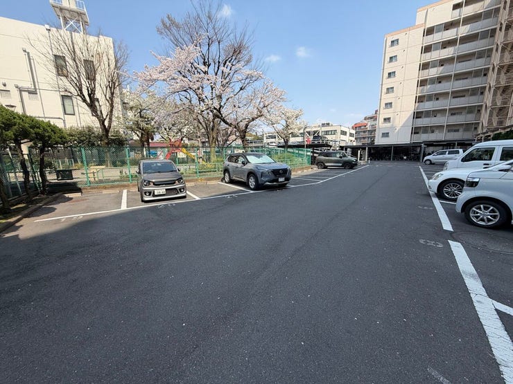 機械式駐車場もあり、敷地内で複数台対応可能な充実の駐車環境。