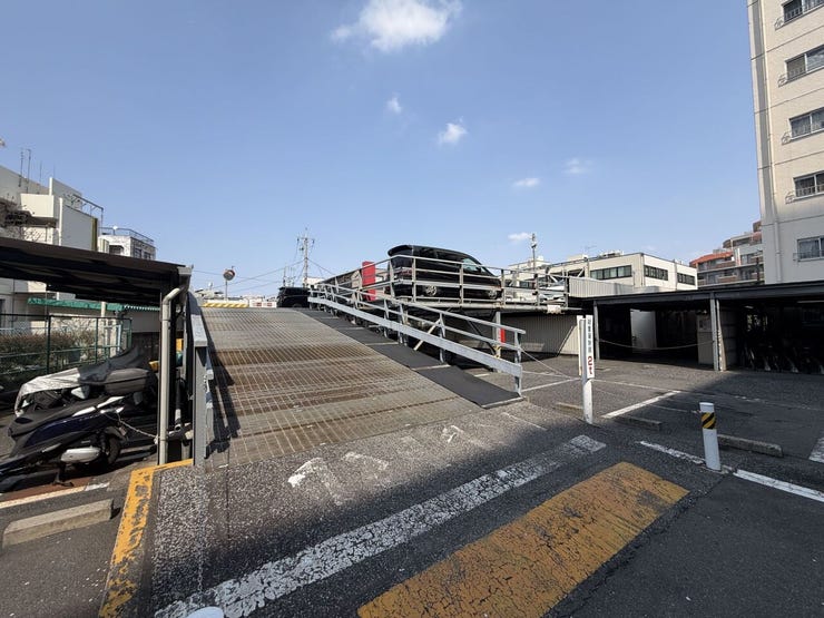 敷地内はゆとりある設計で、車のすれ違いや駐車もスムーズ。