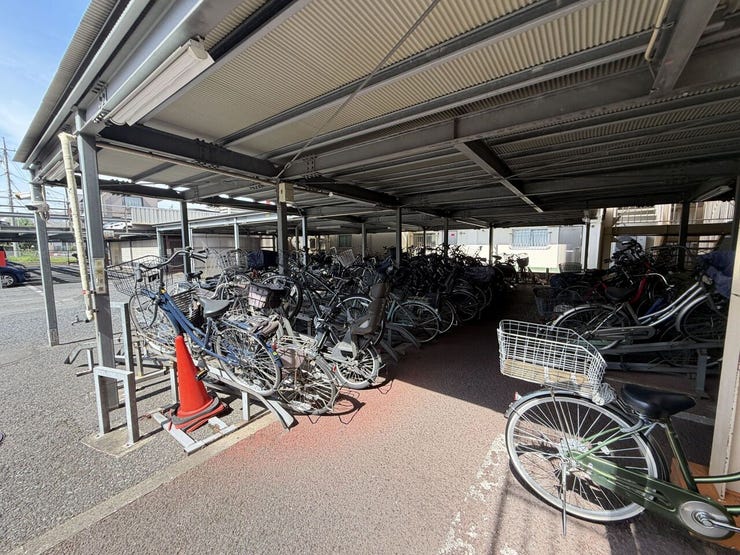 広々とした駐輪場スペースを確保し、自転車利用の方にも便利です。