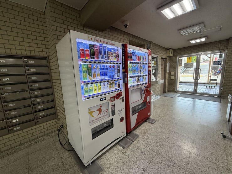 共用部に自動販売機設置で、ちょっとした買い物にも便利です。