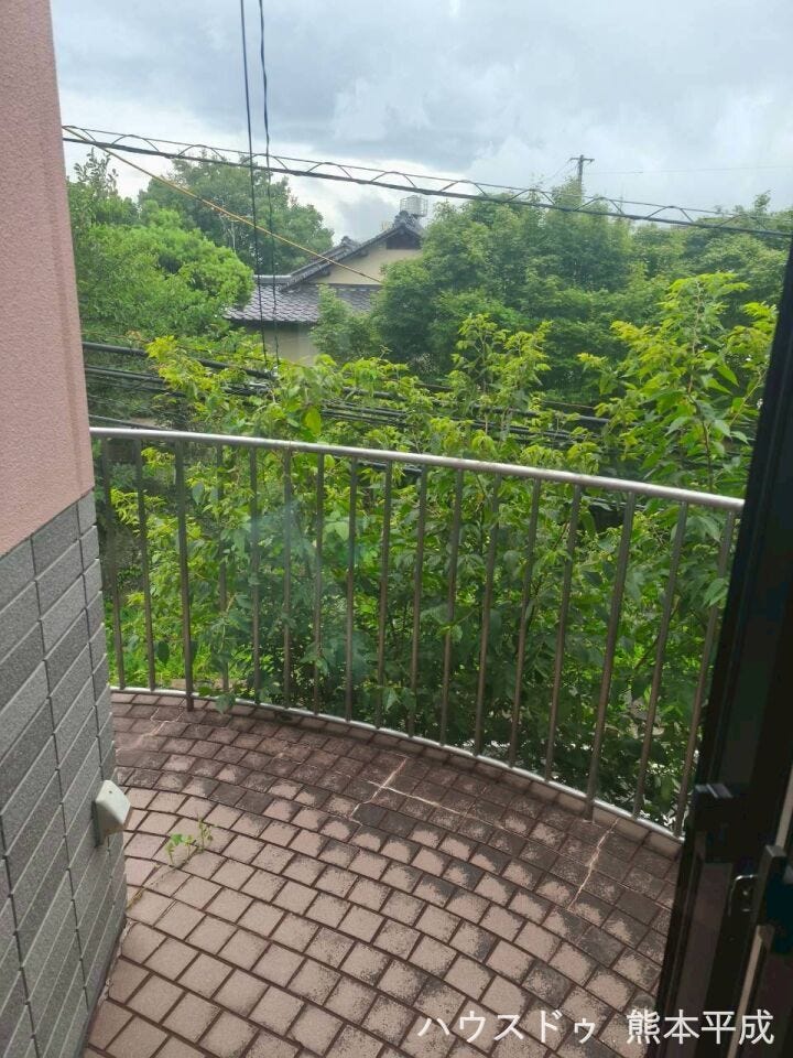 キレイな青空の下、気持ちの良い日光で洗濯物を干すことができます。