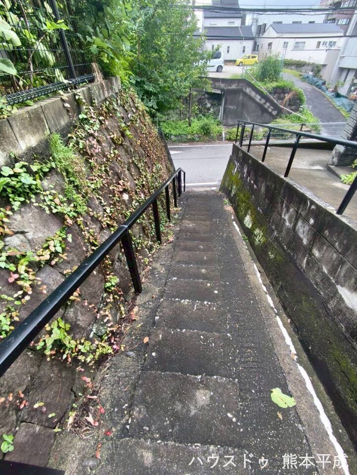階段を登った先に建物があります。手すり付きなので安心。