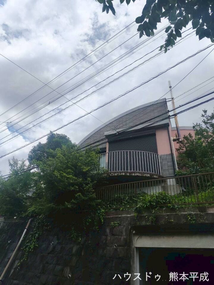 高台に位置しており、道路からの人目が気になりません。
天気が良ければ熊本城が見えます。