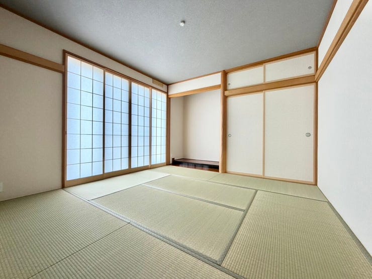 畳のい草の香りに包まれる、ほっこりできる和室♪日本人ならやっぱり落ち着くこの空間で、ゆったりとくつろぐひとときを過ごせます!