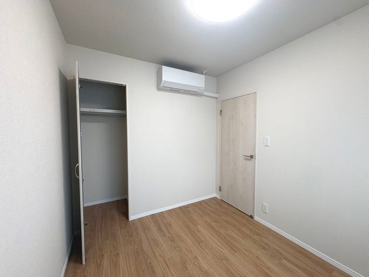 5帖の洋室。エアコン設置済み!初期費用が抑えられるのが嬉しいですね!