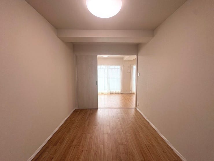 6帖の洋室。リビングに隣接したお部屋で、扉を開放して広々とご使用も可能です。