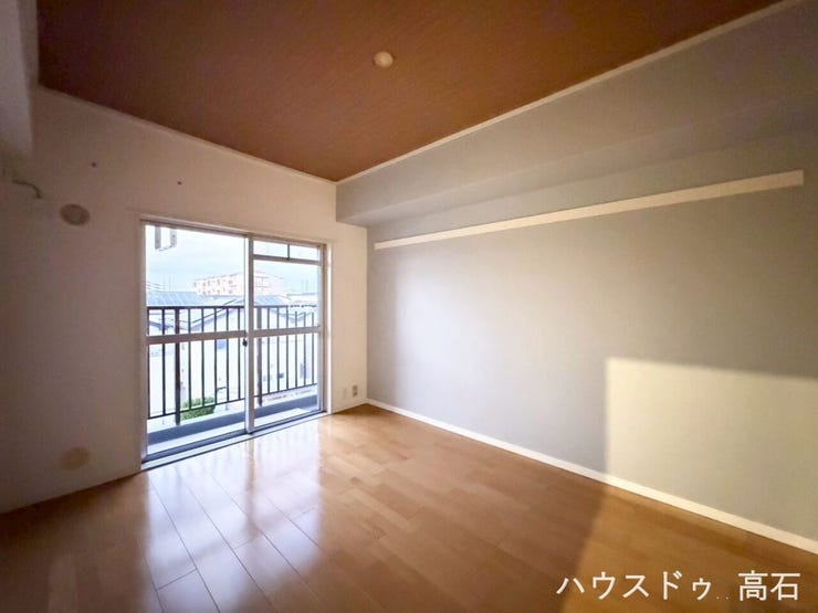 6畳洋室
大きな窓から明るい光が差し込む洋室。
