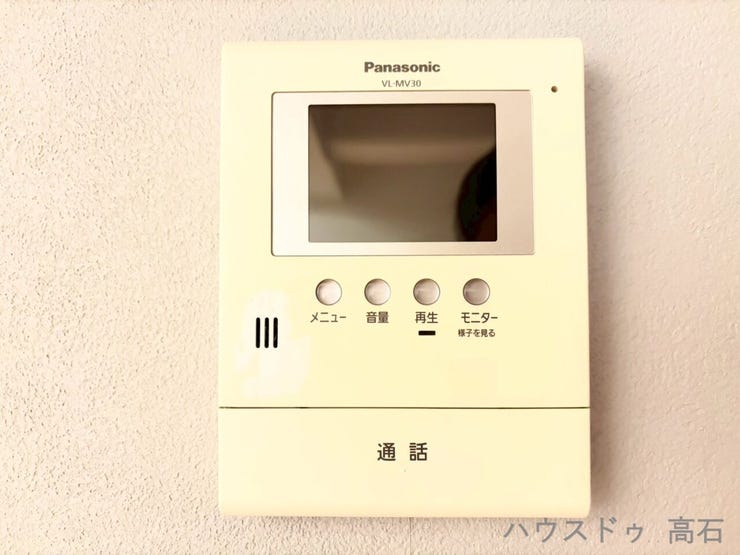 来客時に室内から相手の顔と声を確認できる、安心のモニター付きインターホンです。