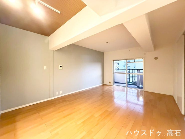温かみのある色合いのフローリングが、お部屋全体を明るく、心地よい空間にしています。