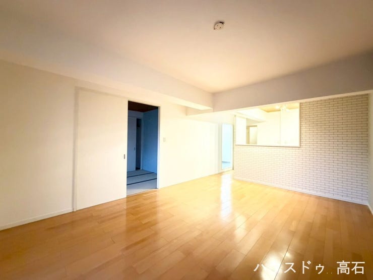 白を基調とした内装に、暖かみのある木目調のフローリングが映える、明るく清潔感のある空間です。