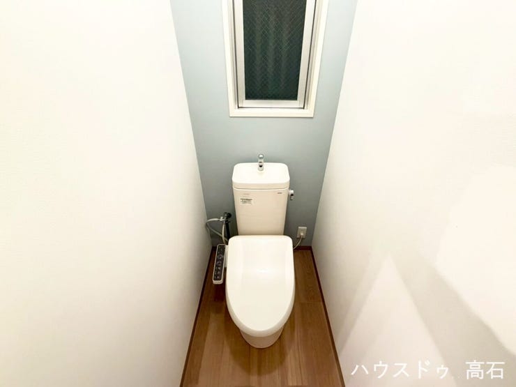白を基調とした清潔感あふれるトイレ空間。