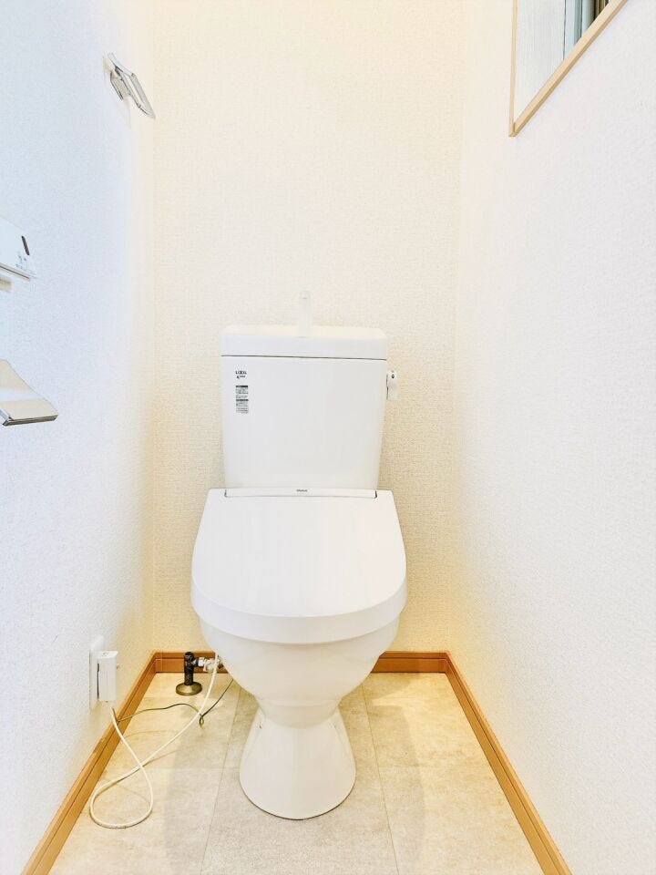 明るくて清潔感のあるトイレスペース。毎日何度も使う場所だからこそ、ホッと落ち着けるインテリアにこだわりました。白を基調とした爽やかな空間が、日々の暮らしの中にさりげない癒やしのひと時をもたらします