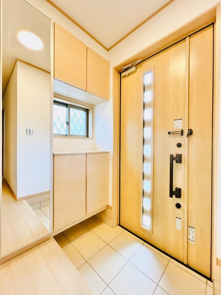 玄関にはご家族の靴をたっぷり収納できるシューズボックスをご用意。玄関先を綺麗に保てます。お家の顔である玄関をすっきりと見せることで、お招きしたゲストにも好印象を与える、明るく爽やかな空間です。